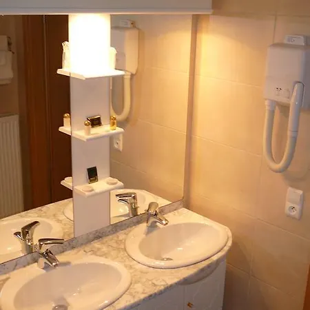 Le Bernister Parking Prive B&B 3*