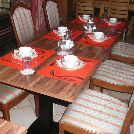 Le Bernister Parking Prive B&B 3*