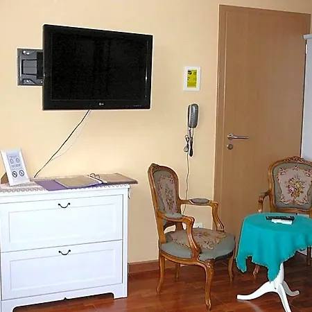 Le Bernister Parking Prive 3* 말메디