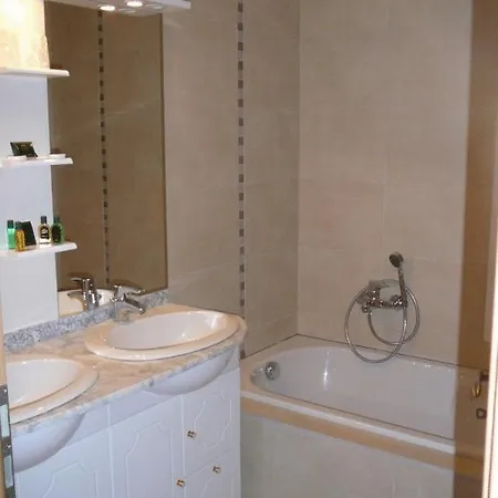Le Bernister Parking Prive Bed & Breakfast 3*