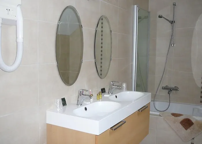 Le Bernister Parking Prive 3* مالميدي