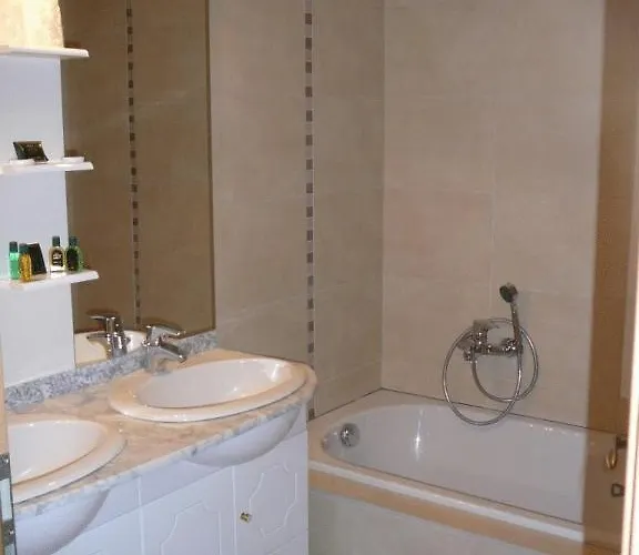 Le Bernister Parking Prive فندق مبيت وإفطار 3*